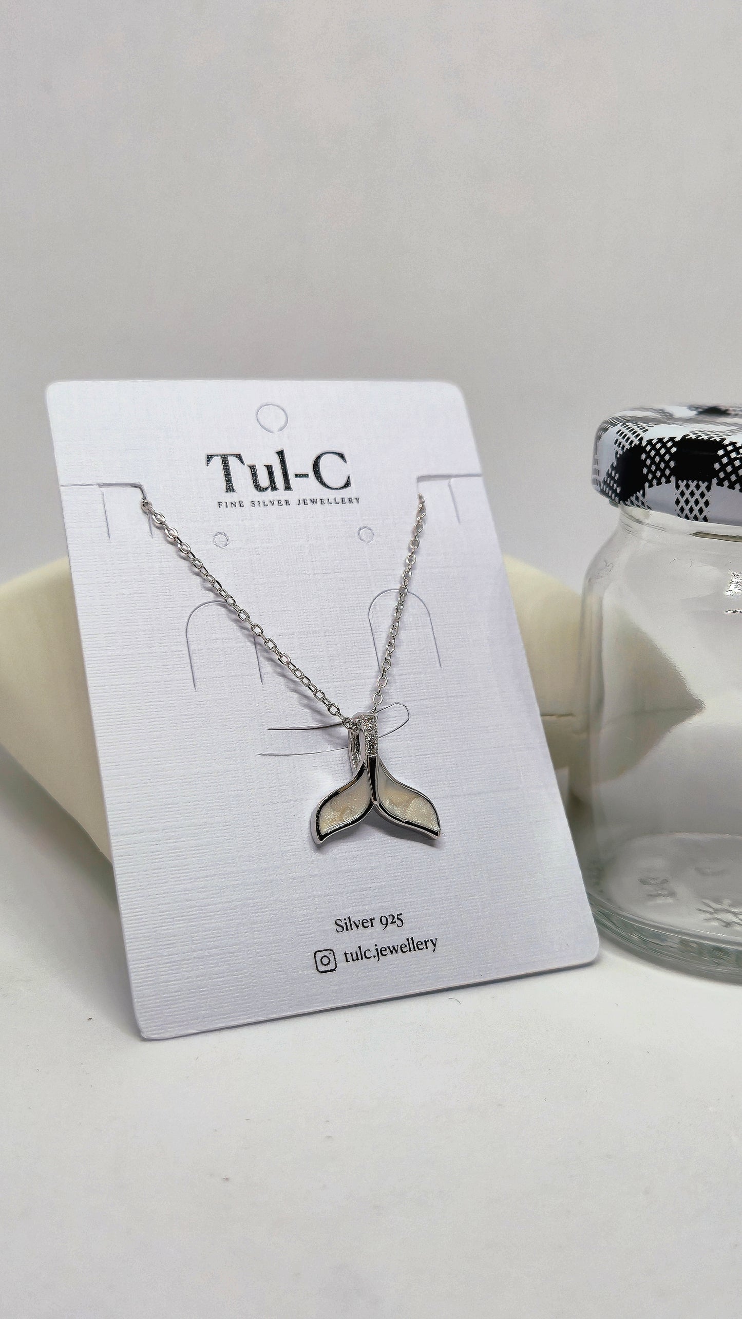 Tail fish necklace