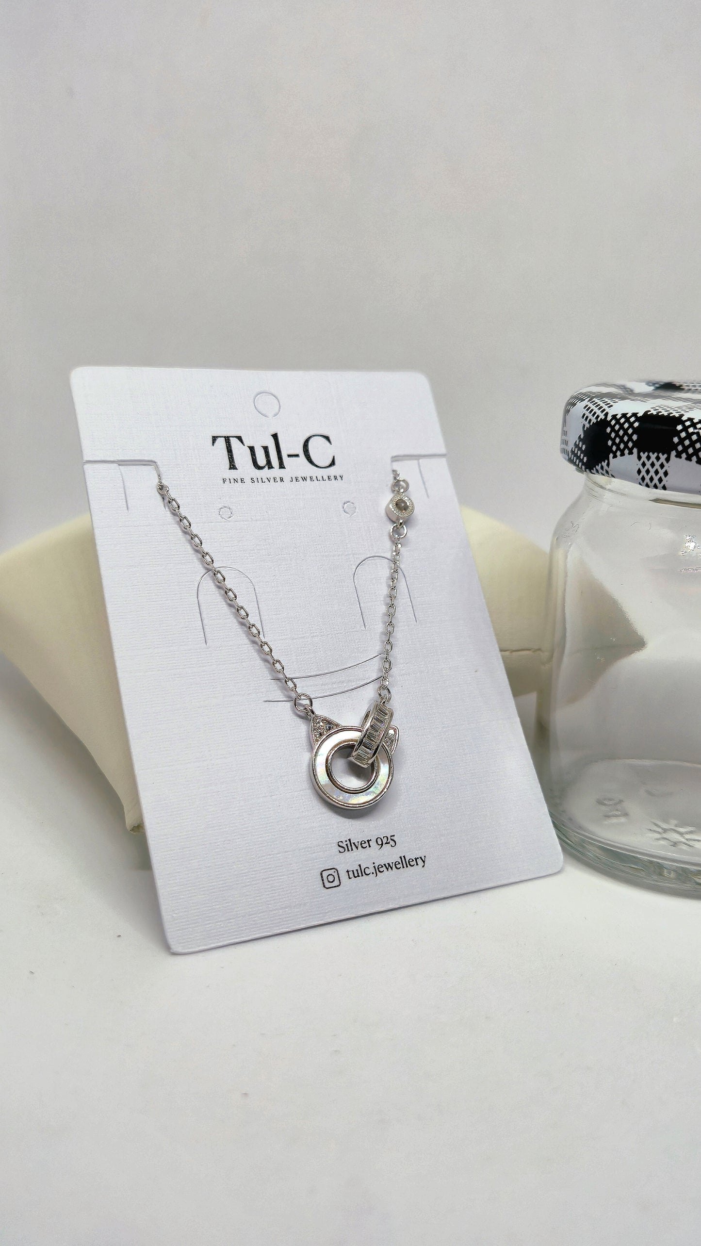 Round hollow necklace