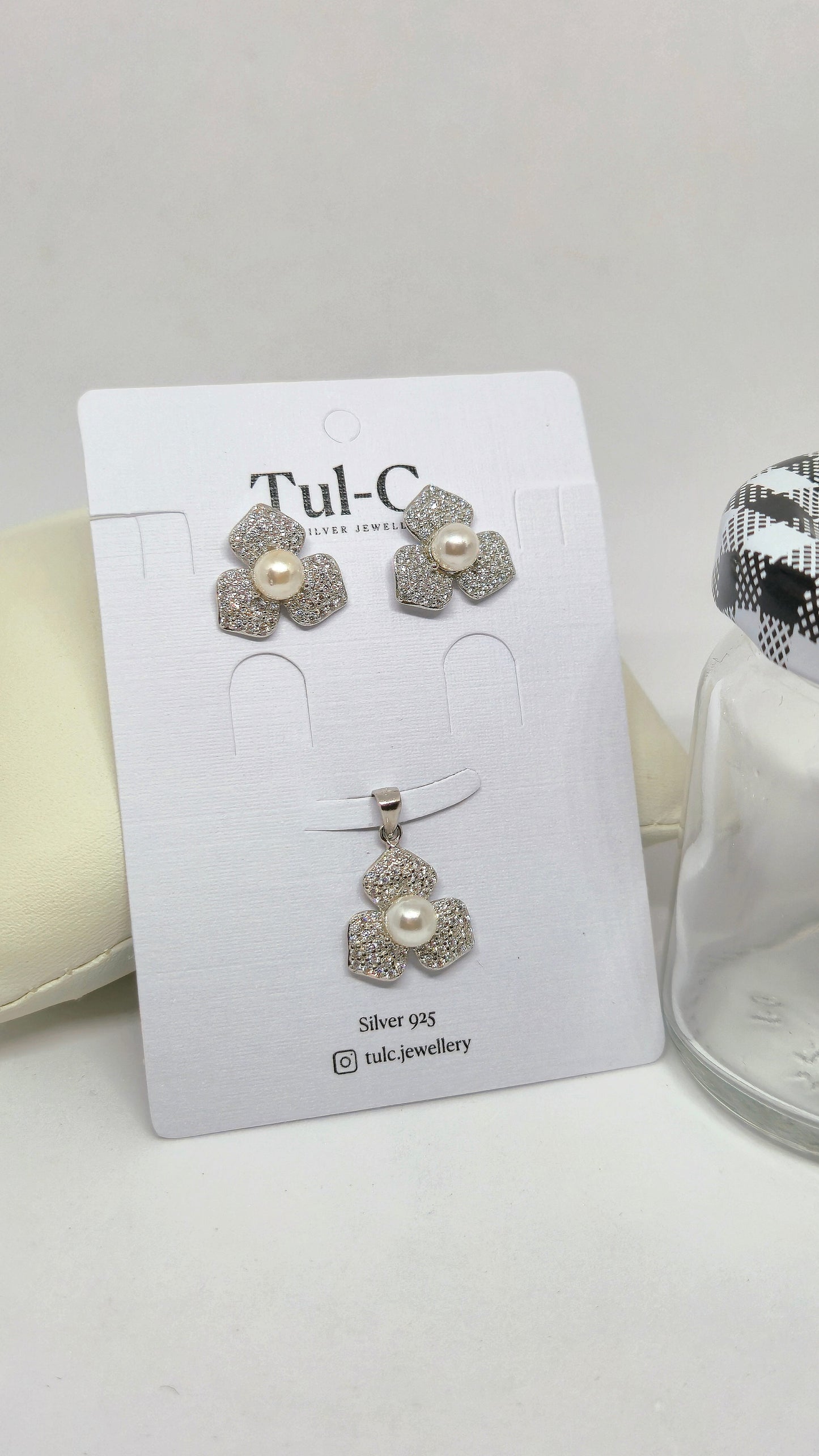 Three leaf studded with Pearl