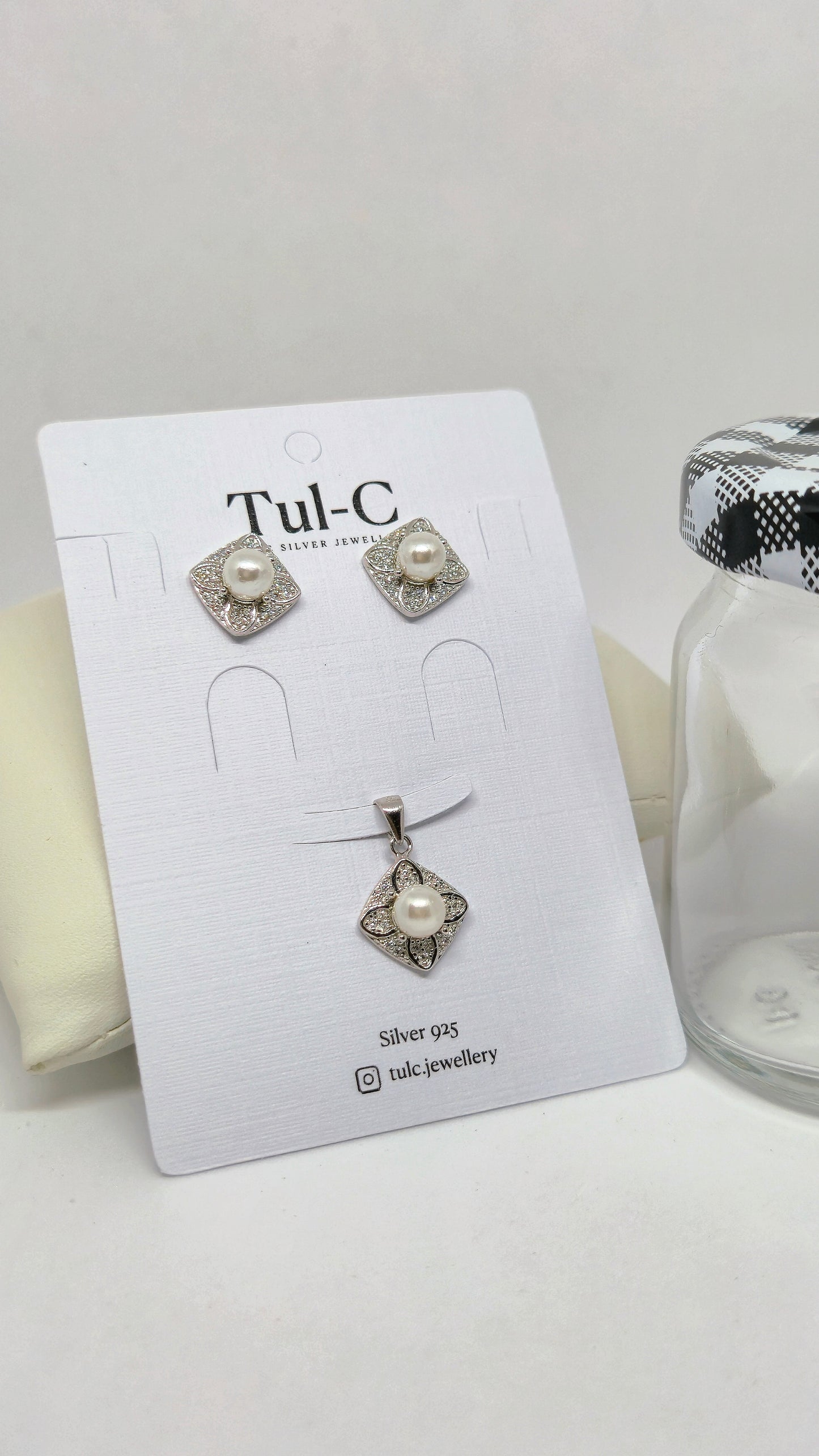 Pearl Studded in Square Pendent Set