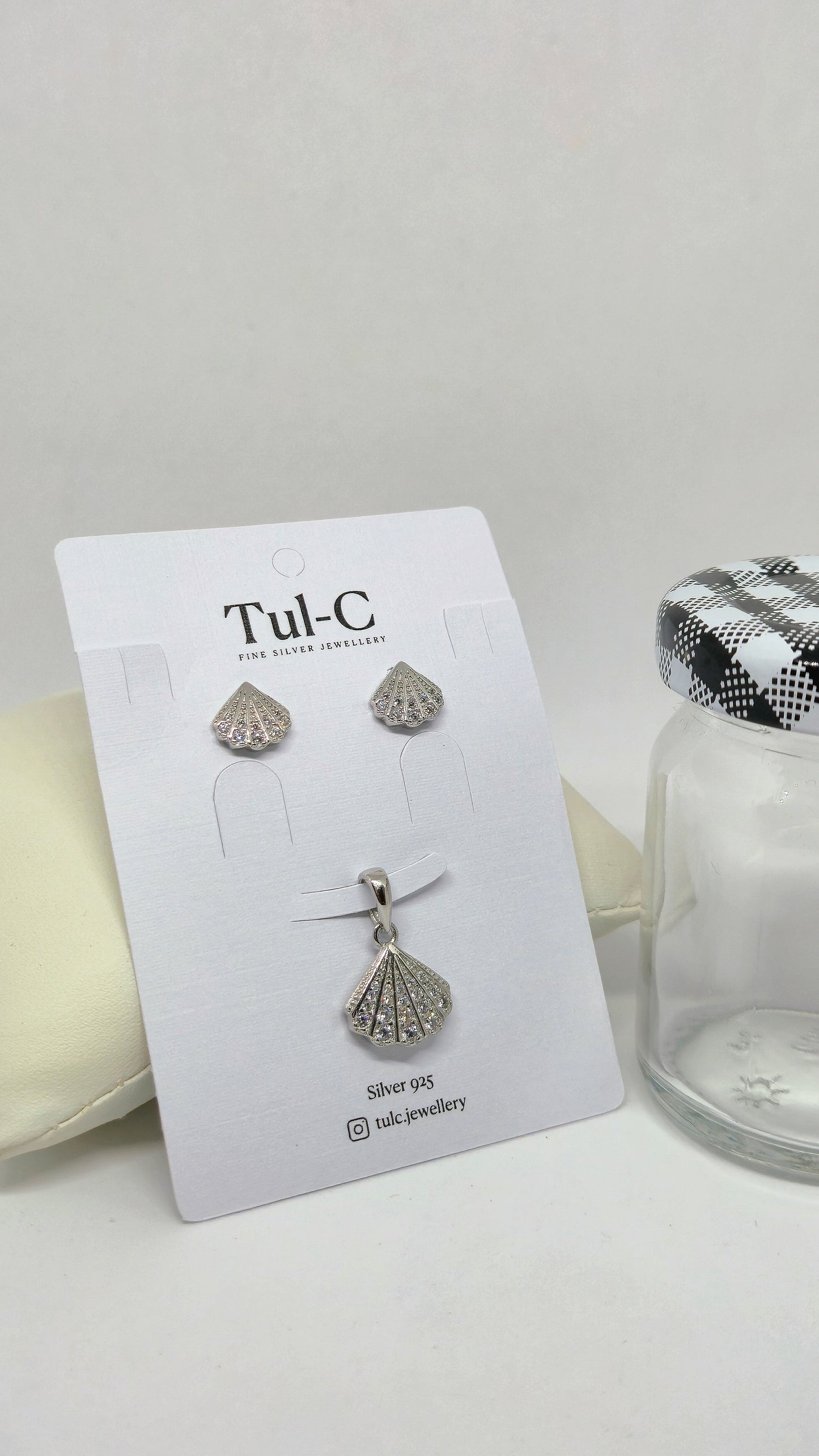 Shell pendant set