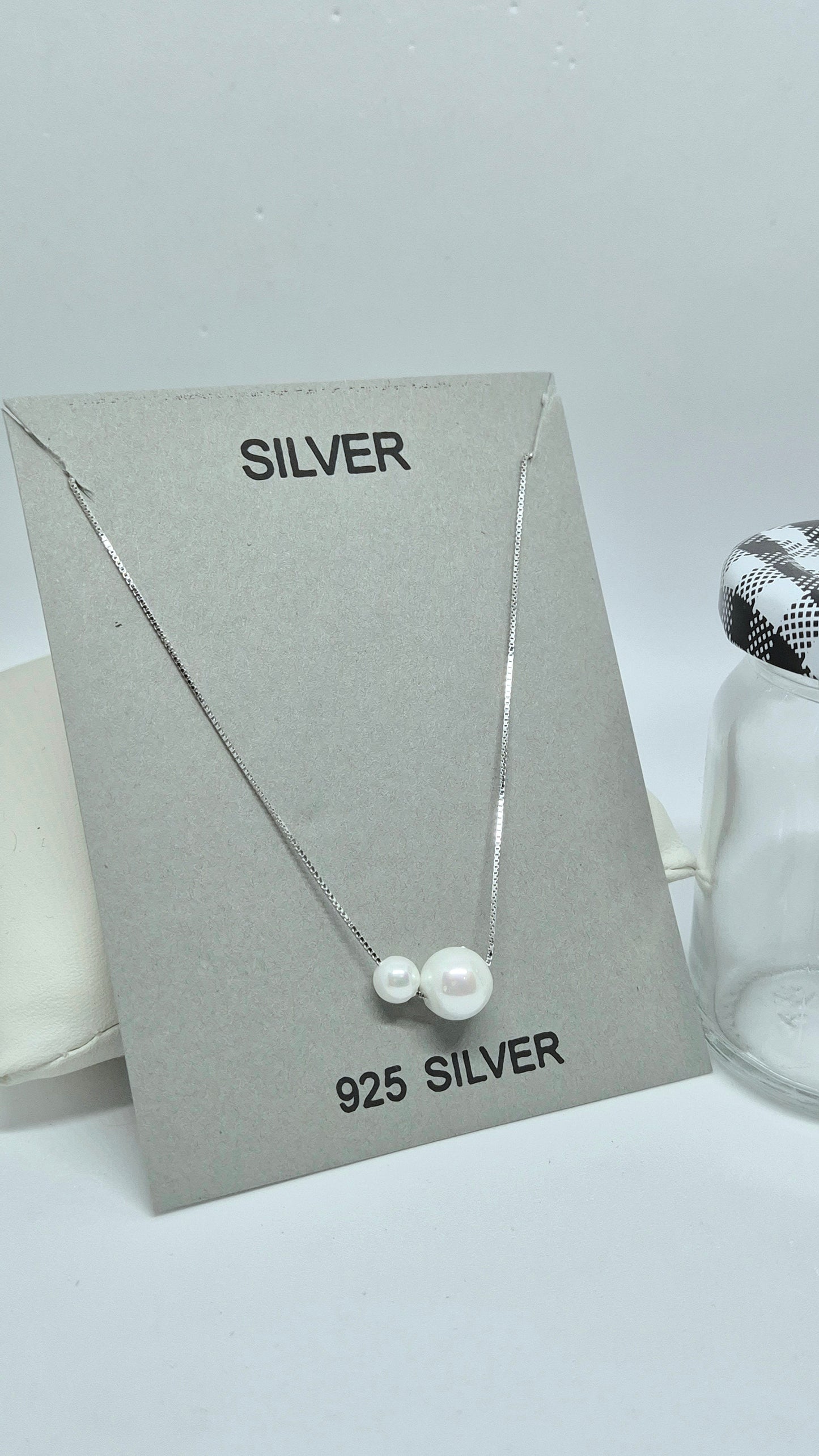 Moving pearl chain pendent