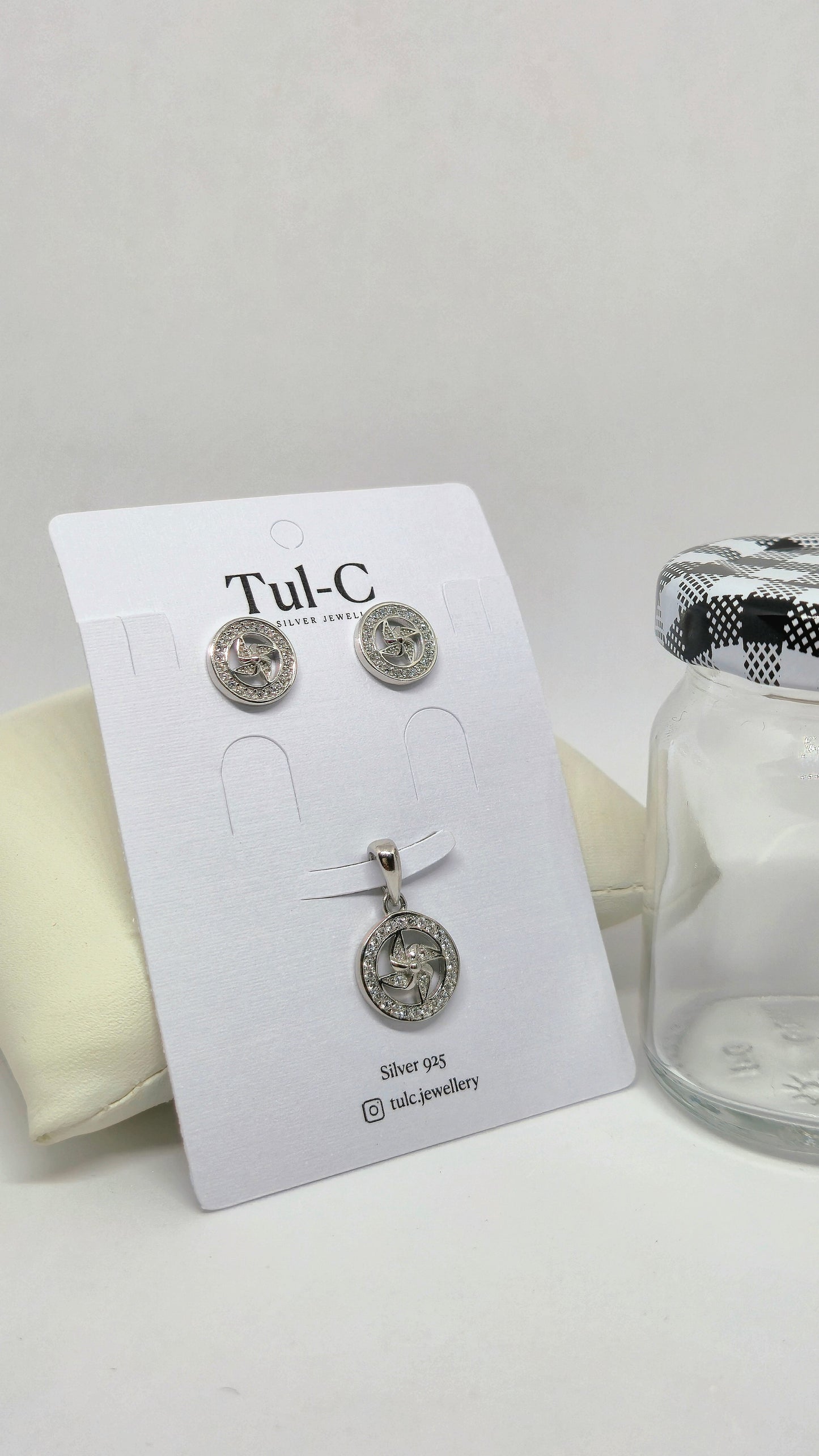 Sathya Pendent Set