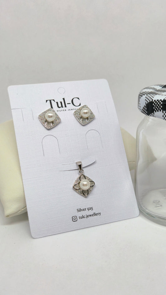 Pearl Studded in Square Pendent Set