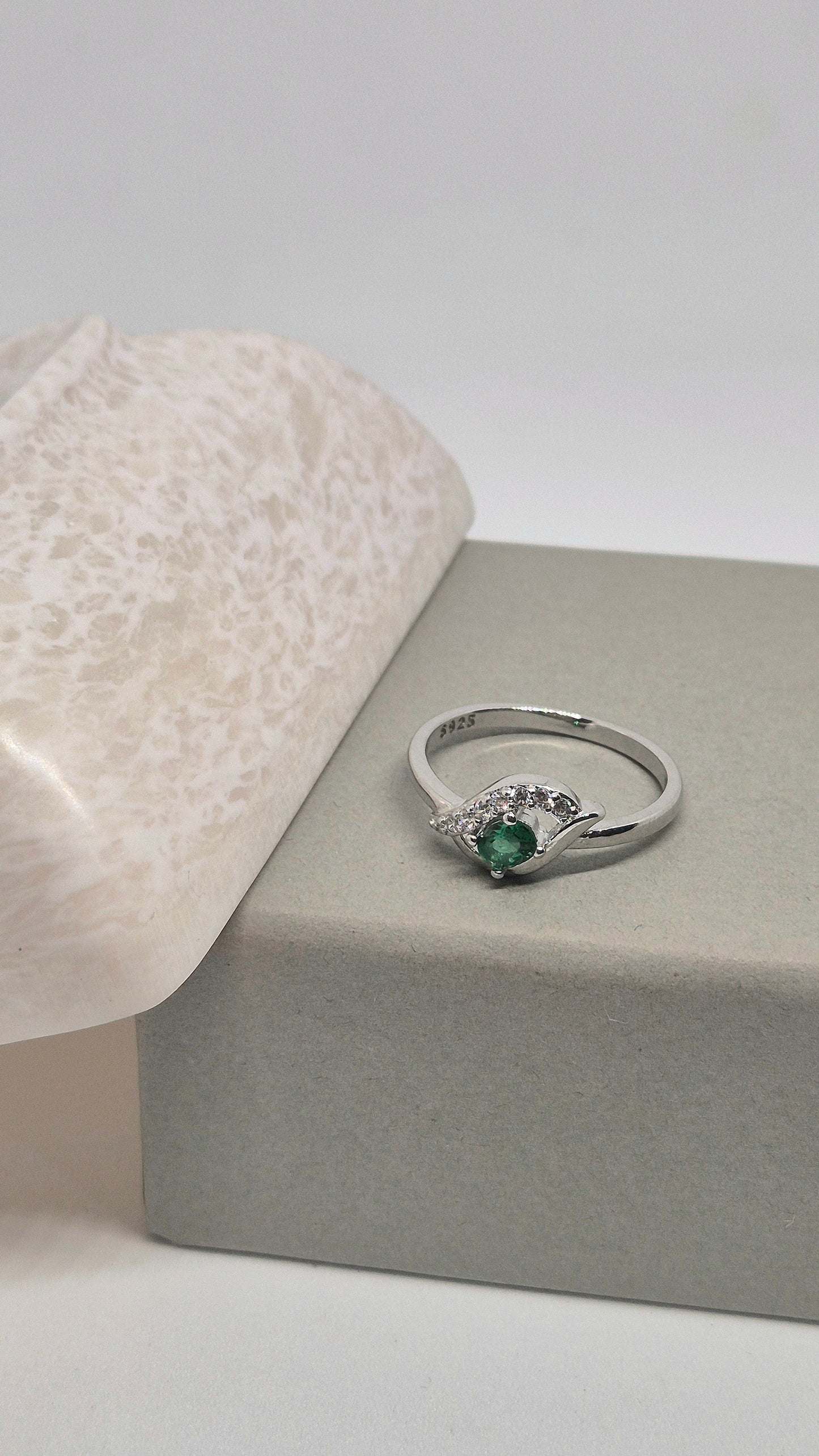 Green eye ring