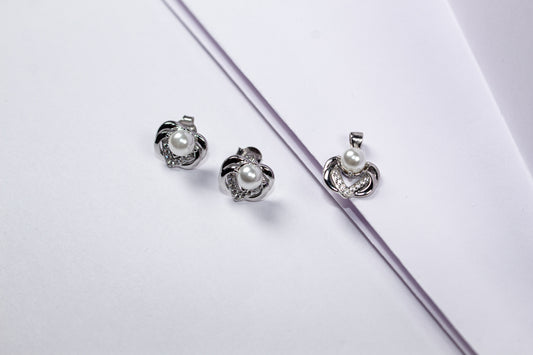 Pearl Embrace Silver Spark