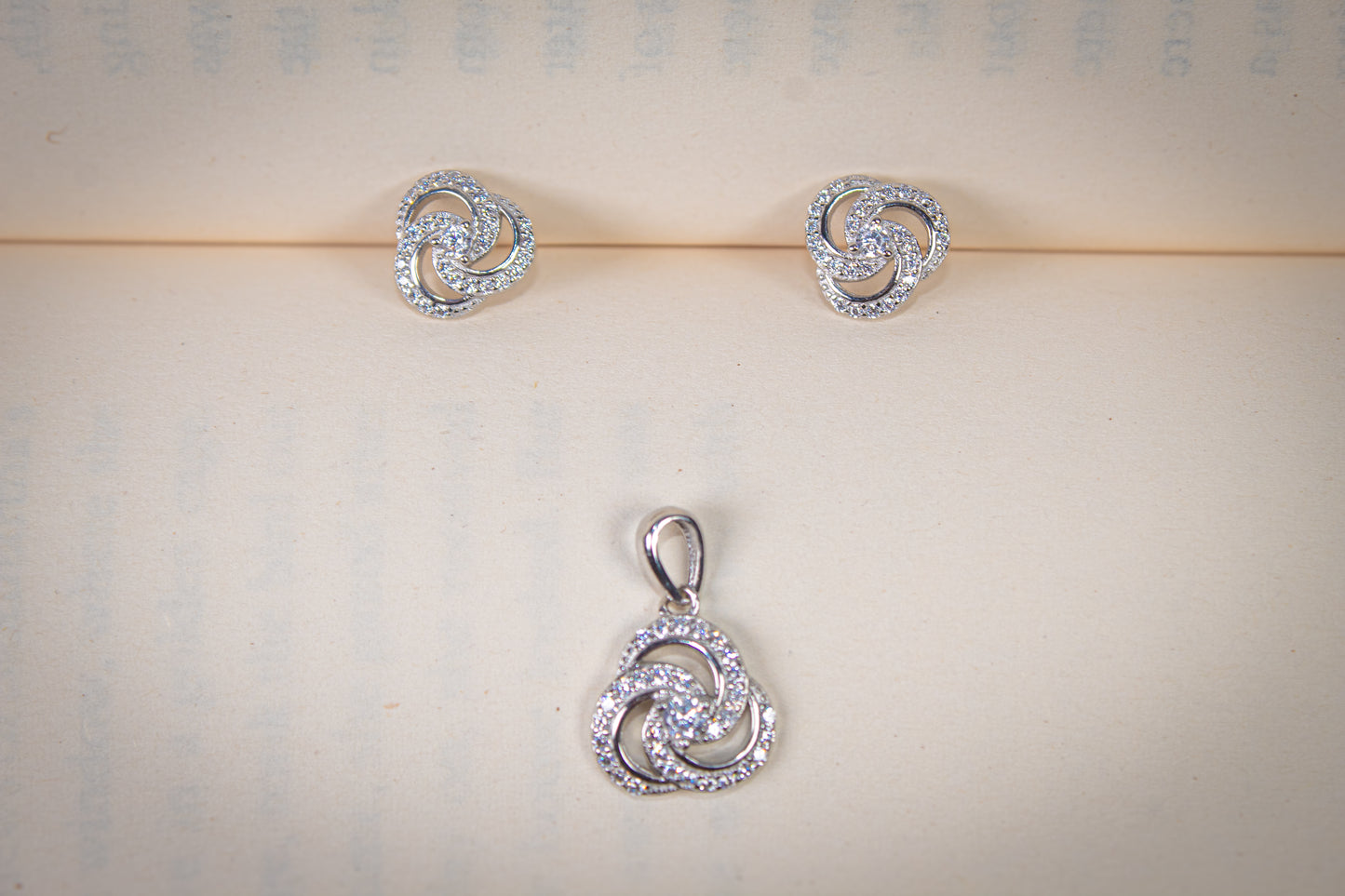 Interlocked Swirl Crystal Knot