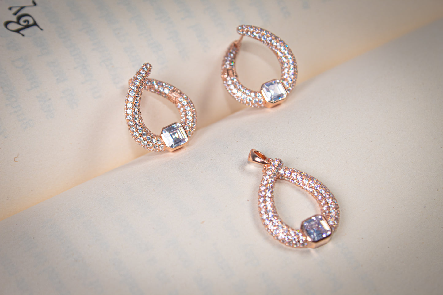 Twisted Teardrop Crystal Glow